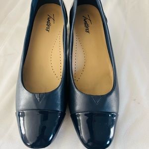 Navy blue pumps. Trotters daisy size 9 med . Like new . Worn 5 times .